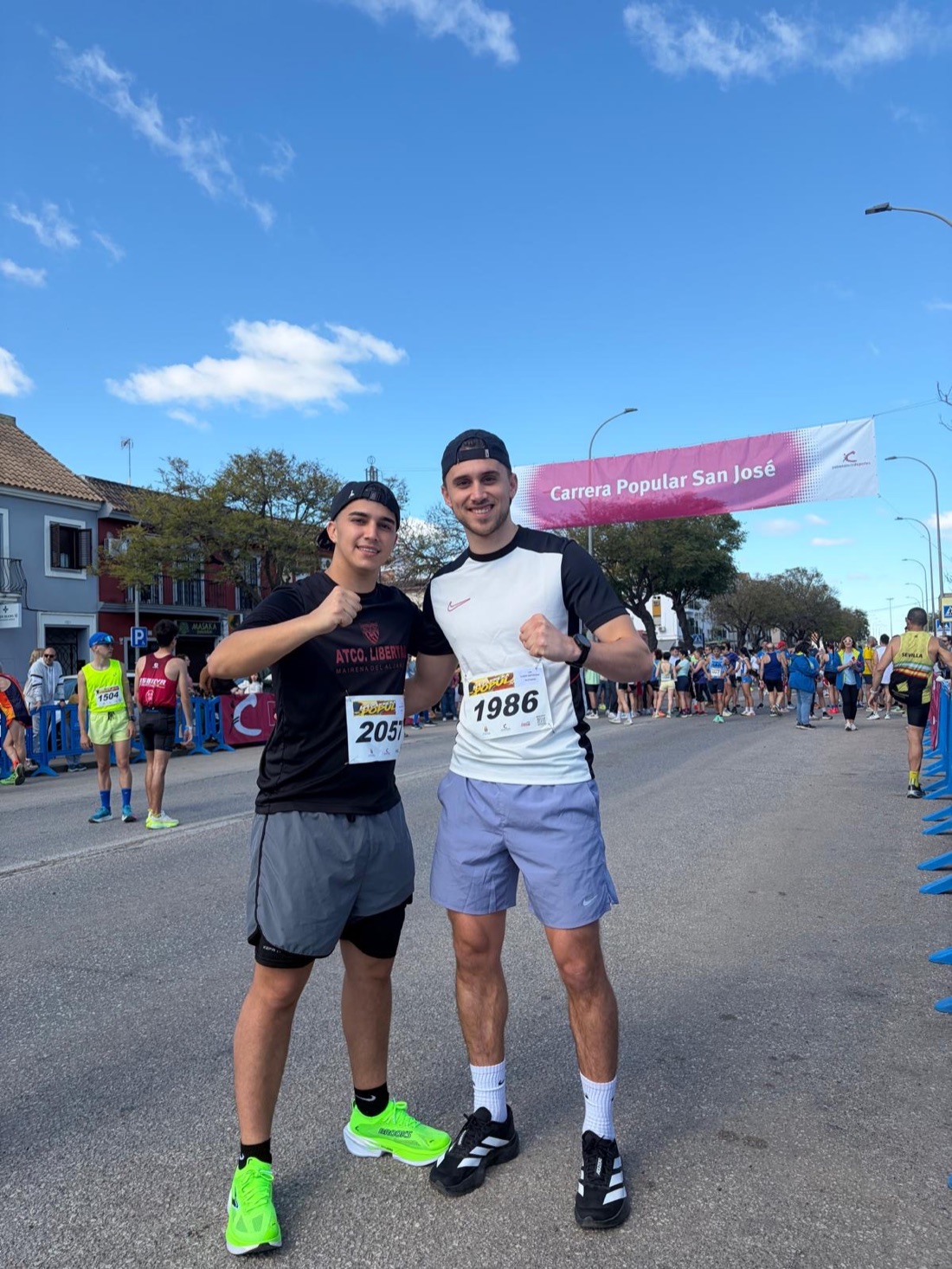 Los dos fundadores de Hidra, runners de Sevilla, en la Carrera Popular San José